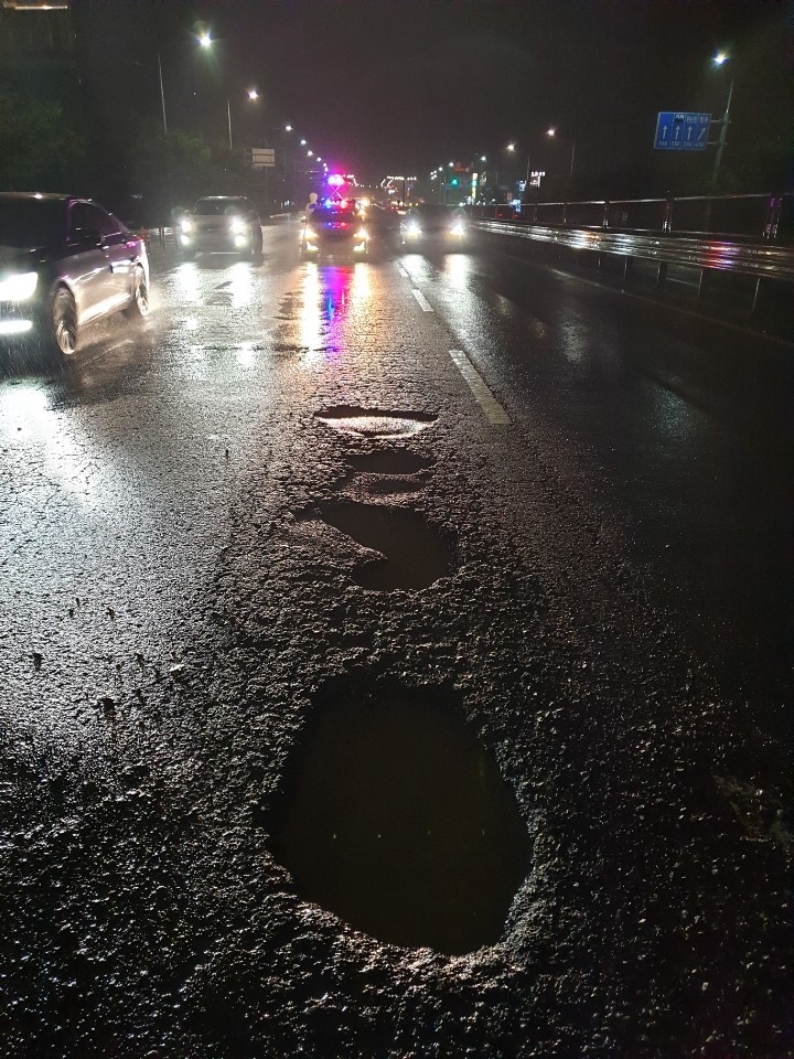 포트홀 발생.(사진제공=부산경찰청)