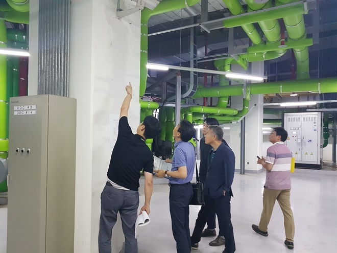 시설물을 점검하고 있는 민생안전점검과 직원들.(사진제공=경상남도)