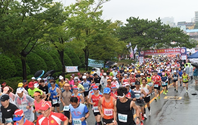 마라토너들이 힘차게 출발하고 있다.(사진제공=부산 영도구)