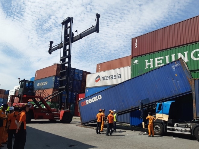 컨네이너가 트레일러 헤드부분에 떨어져 있다.(사진제공=부산경찰청)