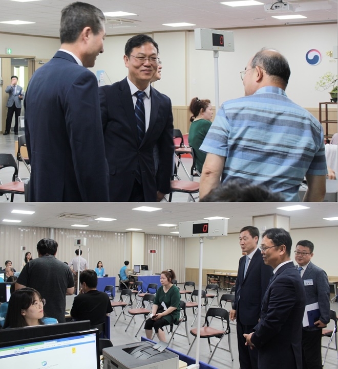 이동신 부산국세청장이 해운대세무서를 방문해 직원들을 격려하고 납세자들이 신고에 불편함이 없도록 해달라고 당부하고 있다.(사진제공=부산국세청)