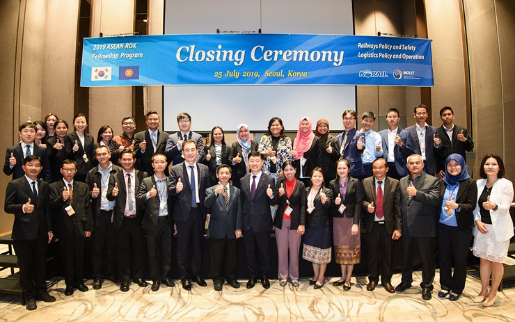 코레일이 25일 오전 서울 드래곤시티호텔에서 ‘2019년 아세안(ASEAN) 교통공무원 초청연수’ 과정 수료식을 가졌다.(사진=코레일)