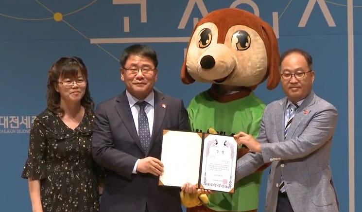 공한수 부산서구청장(사진왼쪽 두번째)이 도시재상 분야 우수상을 수상하고 기념촬영.(사진제공=부산서구)