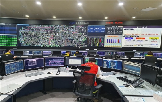 전력거래소(이사장 조영탁)는 지난 24일 중앙전력관제센터 전력수급 대책본부에서 수급비상 상황을 가정한 “유관기관 합동 전력 수급비상 훈련”을 실시했다.(사진=전력거래소)