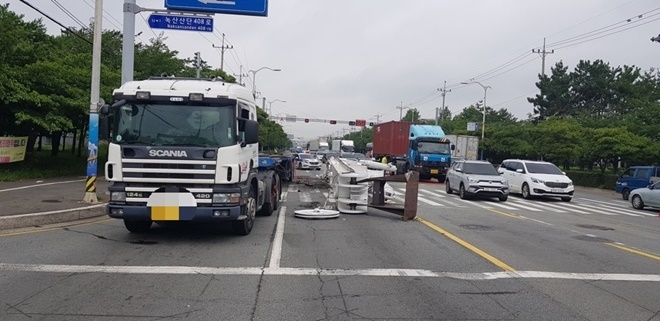 트레일러 적재물이 낙화돼 있다.(사진제공=부산경찰청)