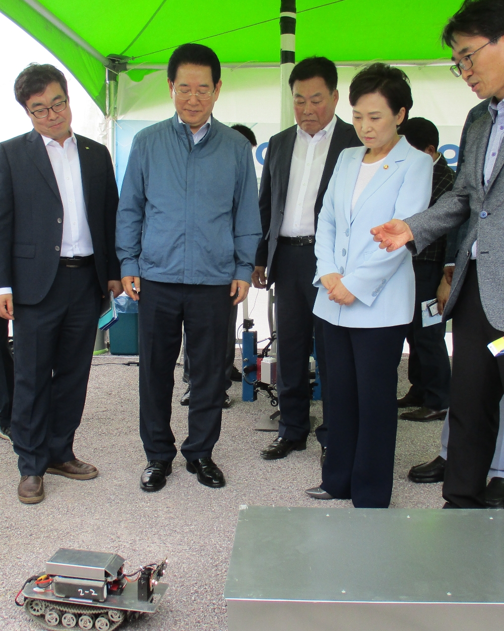 천사대교를 방문한 김현미 장관이 박영수 한국시설안전공단 이사장(왼쪽), 김영록 전남도지사(왼쪽에서 두 번째) 등과 함께 로봇을 활용한 교량 점검에 관해 설명을 듣고 있다. (사진= 한국시설안전공단 )