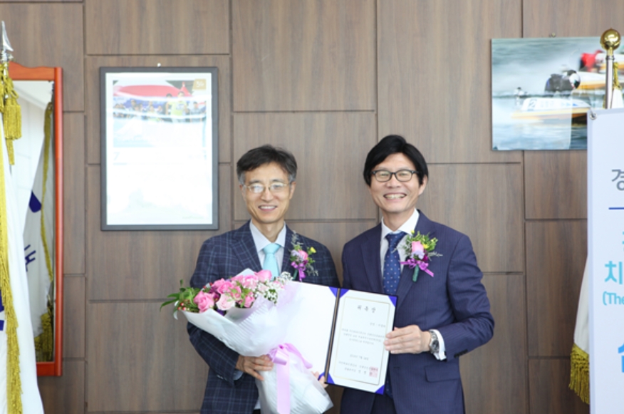 정병찬 경륜경정총괄본부장(오른쪽)과 이종하 교수가 위촉식을 마친 후 기념촬영을 하고 있다.(사진=국민체육진흥공단)