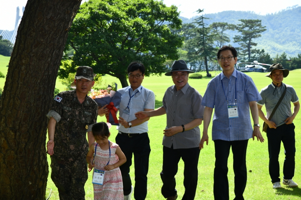 문재인 대통령이 저도를 깜짝 방문하고 있다.(사진제공=거제시)