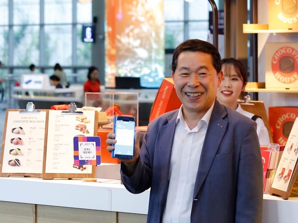 권태명 SR 대표이사 제로페이 챌린지에 동참하고 있다.(사진=SR)