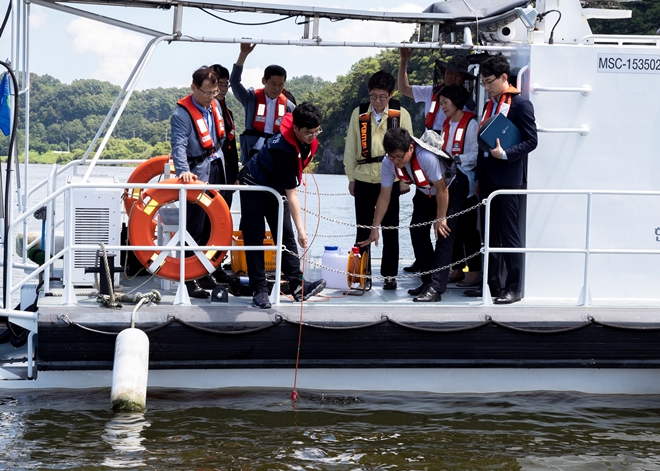 조명래 환경부장관이 창녕함안보 녹조현장을 살피고 있다.(사진제공=낙동강유역환경청)