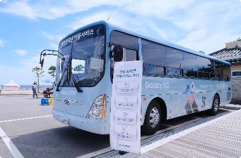 삼성전자서비스가 낙산해수욕장에서 '찾아가는 휴대폰 점검 서비스'를 실시하고 있는 모습. 사진=삼성전자