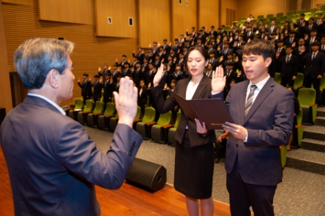 신입사원 대표자들이 서부발전 김병숙 사장 앞에서 신입사원 선서를 낭독하고 있다.사진=서부발전