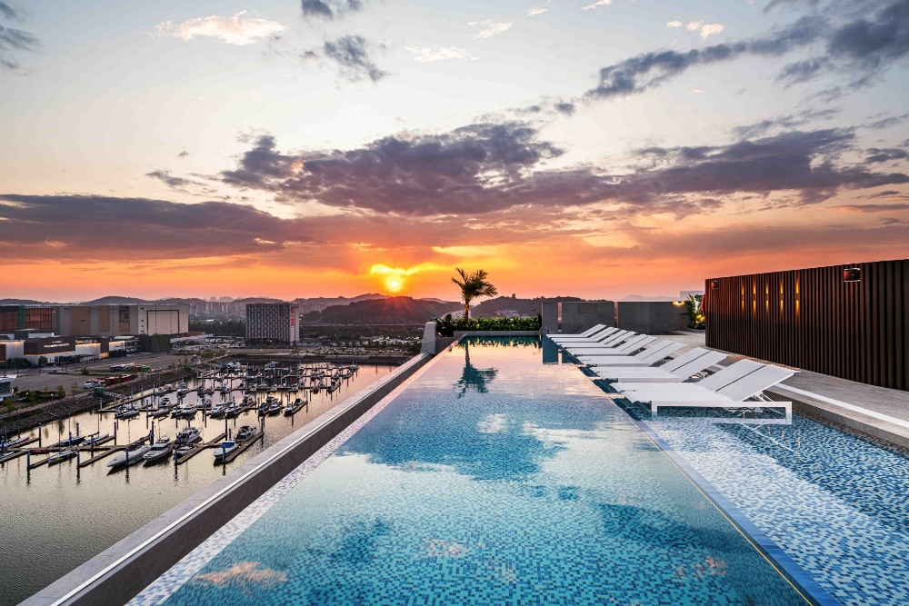 올여름 호캉스는 ‘수영장 파티’가 대세