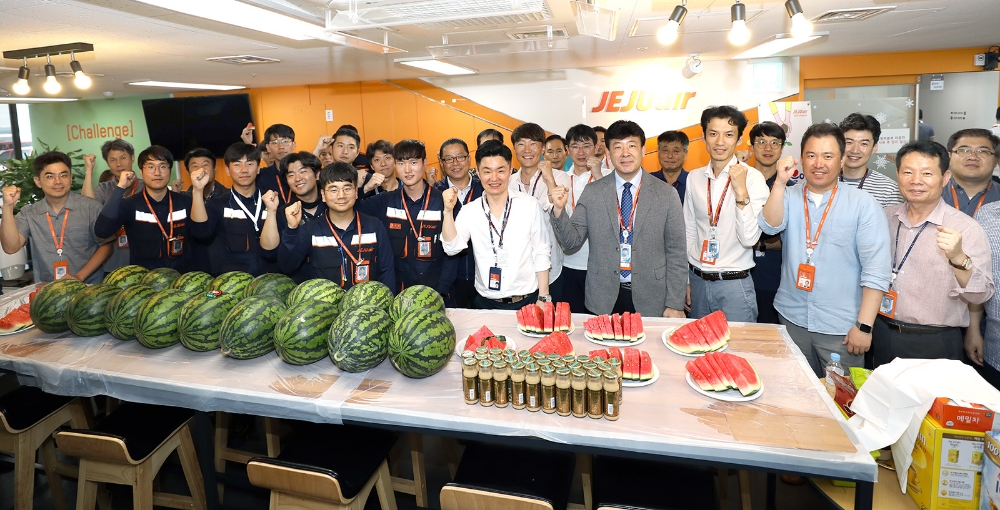 제주항공 정비사라운지에서 조종사노조 소속 조종사들과 정비사들이 수박나눔 행사를 갖고, 안전운항을 다짐하고 있다.(사진=제주항공)