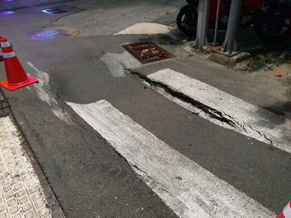 횡단보도 도로침하.(사진제공=부산경찰청)