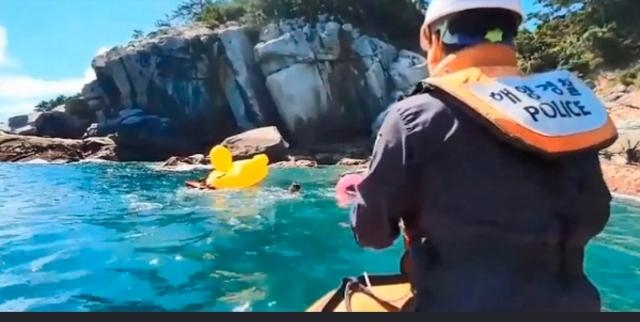 튜브표류 일가족을 구조하고 있다,(사진제공=울산해양경찰서)