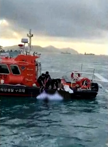 시신을 인양하고 있다.(부산해경제공 영상캡처)
