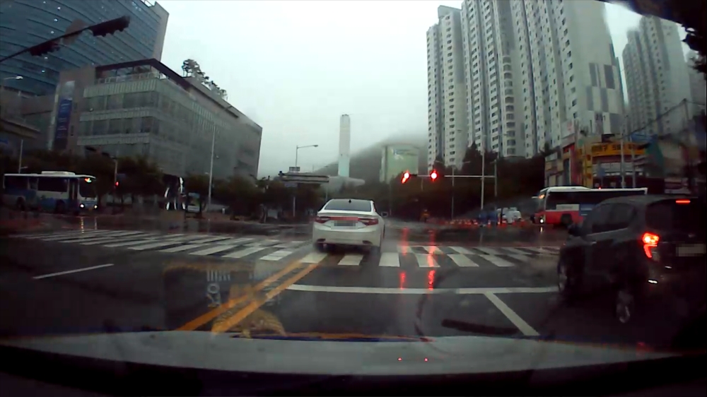 음주 무면허 차량을 쫓고 있다.(사진제공=부산경찰청)