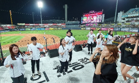 2019년 상반기 공채로 입사한 신입사원들이 수원 KT WIZ파크에서 응원을 하고 있다. 사진=KT