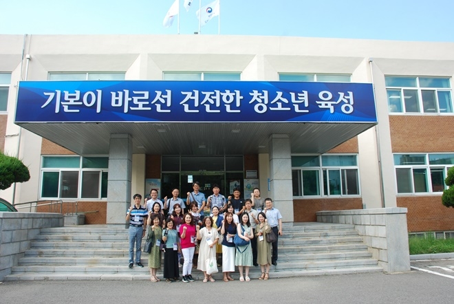 직무연수에 참여한 교사들이 대구소년원서 업무설명회 참여 기념촬영.(사진제공=읍내정보통신학교)