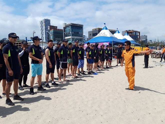 구조장비를 활용한 인명구조훈련에 대해 설명을 듣고 있다.(사진제공=울산동부소방서)