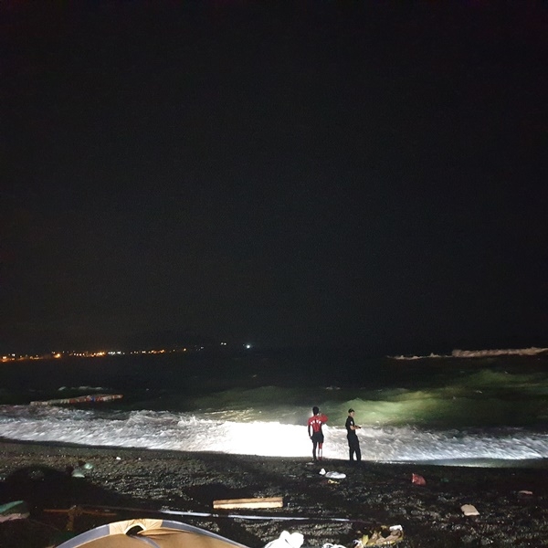 해변에서 수색중인 해경.(사진제공=울산해양경찰서)