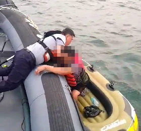 고무튜브 표류 낚시객을 구조하고 있다.(사진제공=울산울산해양경찰서)