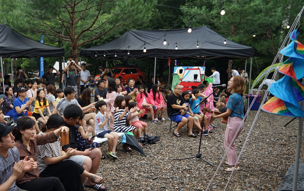 어린이 참가자들이 비눗방울 퍼포먼스 버블매니아 공연에 즐거워하고 있다.(사진=쌍용자동차)