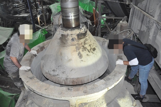 돌파쇄기 부품(상부, 하부).(사진제공=부산경찰청)