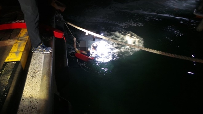 방어진해양파출소 경찰이 뛰어들어 익수자를 구조하고 있다.(사진제공=울산해양경찰서)