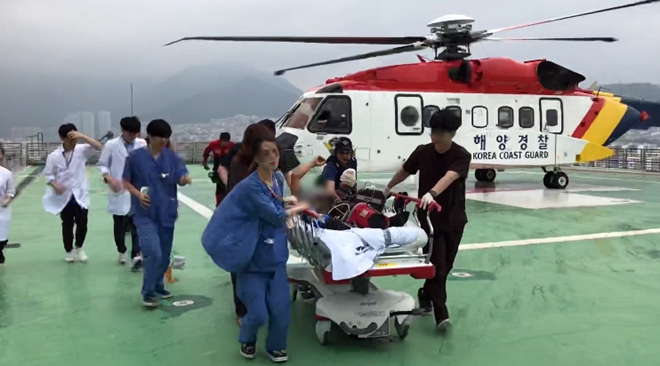 응급환자를 병원으로 긴급 후송하고 있다.(사진제공=울산해양경찰서)
