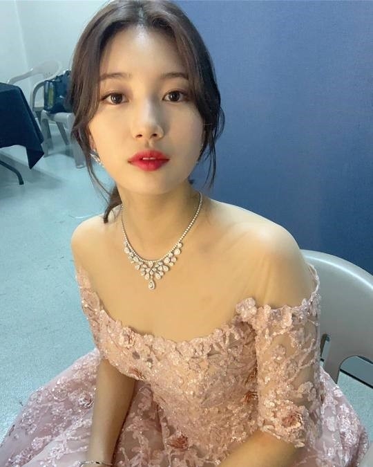 ‘수지’ 귀걸이가 이날 하루 이목을 사로 잡고 있다 / 출처 에스엔에스