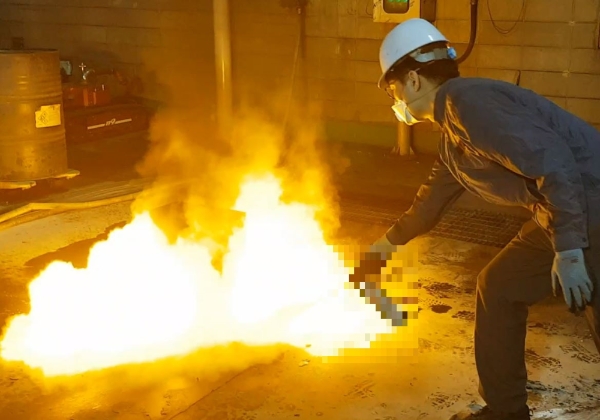 불이 꺼지지 않는 소화기 시연장면 / 경기도제공