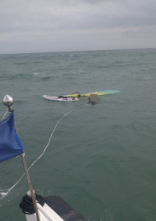 표류 윈드서핑객을 구조하고 있다.(사진제공=부산해양경찰서)