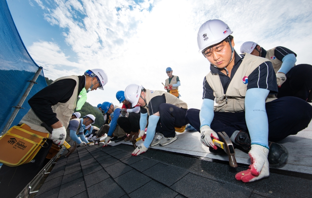 대한항공 임직원 및 가족들과 스포츠단 선수들의 해비타트‘희망의 집짓기’봉사 활동 모습.(사진=대한항공)