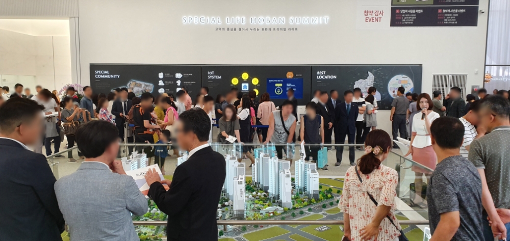 호반써밋 고덕신도시 견본주택 내부 관람 인파