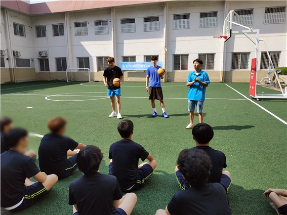국가대표 선수로 활동하고 있는 김동우 등이 농구에 대해 설명하고 있다.(사진제공=서울소년분류심사원)
