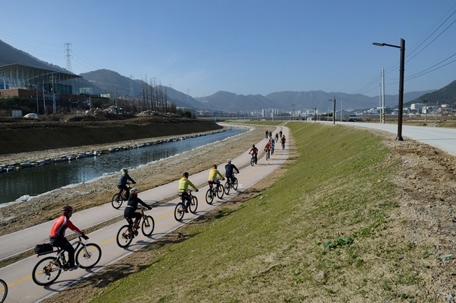 기장군 좌광천에서 자전거를 타는 시민들.(사진제공=부산기장군)