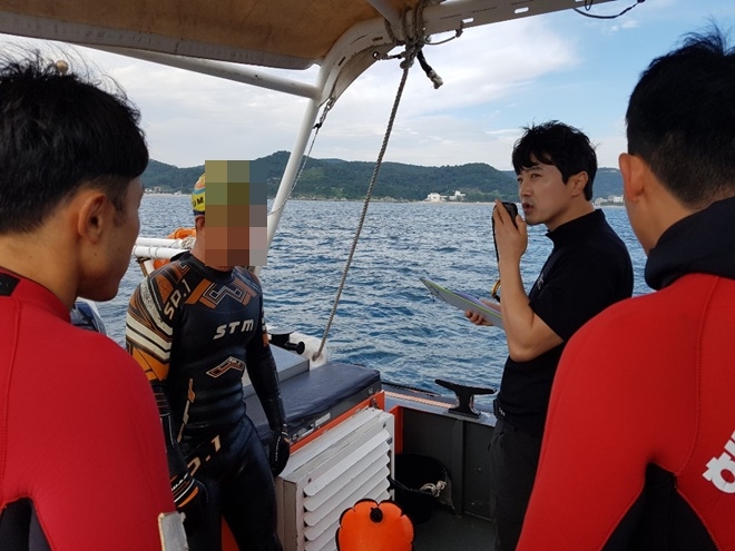 수영동호회 회원을 긴급구조한 울산해경.(사진제공=울산해양경찰서)