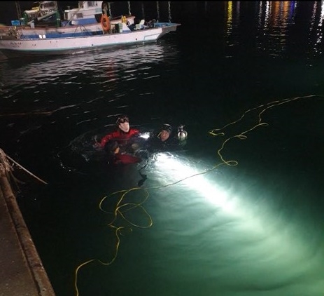 수중수색을 하고 있다.(사진제공=울산해양경찰서)