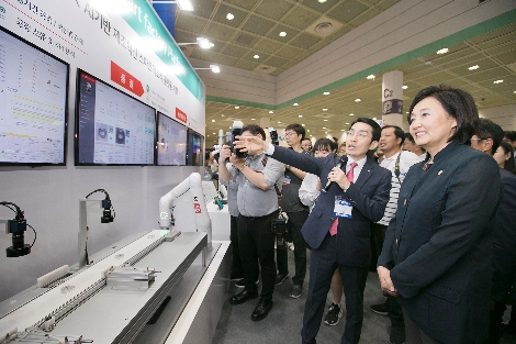 26일 오전, KT 5G플랫폼개발단장 이용규 상무가 KT 전시관을 방문한 박영선 중소벤처기업부 장관 및 관계자들에게 KT의 5G 기반 스마트팩토리 플랫폼을 설명하고 있다. 사진=KT