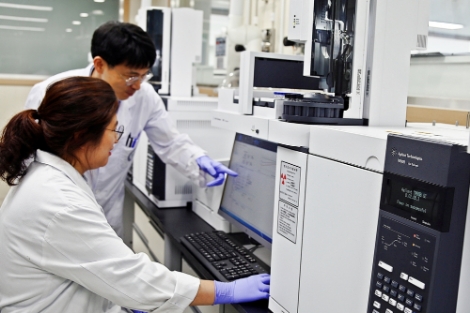 aT 품질안전실험실의 농산물 성분 분석 모습. 사진=aT