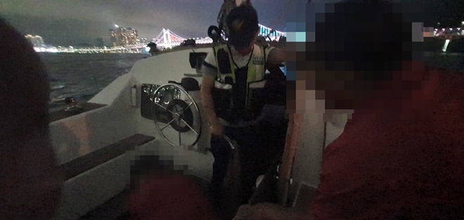 연료고갈 요트승객을 구조하고 있다.(사진제공=부산해양경찰서)