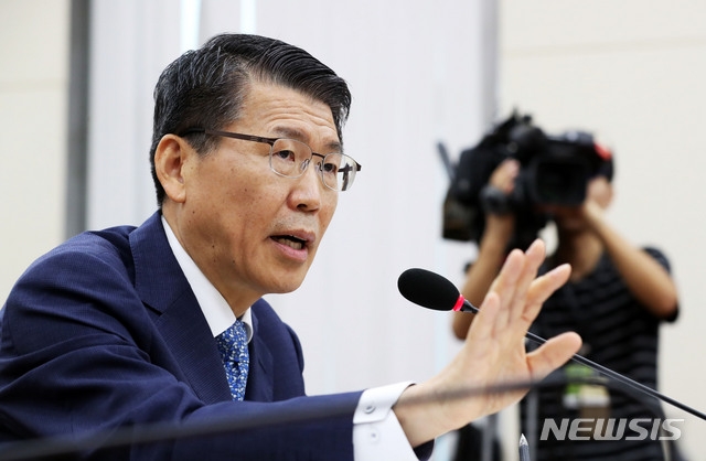 은성수 금융위원장 후보자가 29일 오전 서울 여의도 국회 본청 정무위원회 회의실에서 열린 인사청문회에서 의원들 질의에 답하고 있다.