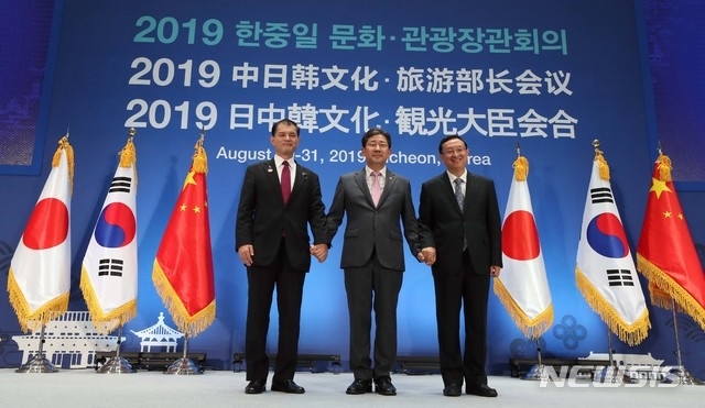 30일 박양우 문체부 장관이 인천 송도컨벤시아에서 열리는 제11회 한중일 문화장관회의에 뤄수강 문화여유부 부장(중국), 시바야마 마사히코 문부과학대신(일본, 문화장관)과 회의에 앞서 기념촬영을 참석하고 있다