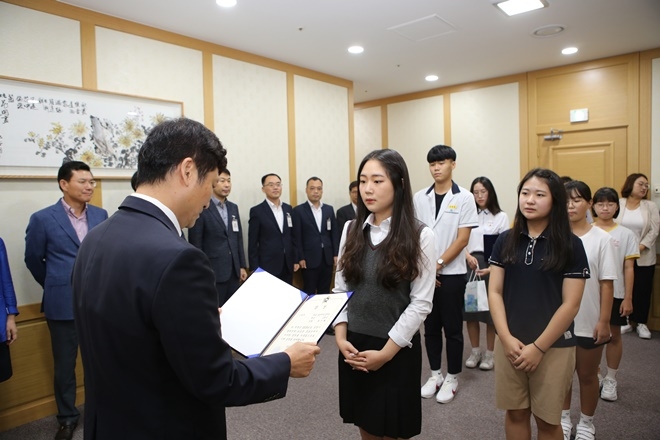 구남수 법원장이 직접 수상자들에게 시상하고 있다.(사진제공=울산지방법원)