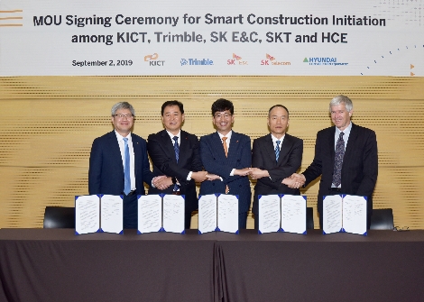 좌측부터 권수안 건설연 산업혁신부원장, 김광윤 SK건설 인프라O-E혁신실장, 최판철 SKT 기업사업본부장, 윤영철 현대건설기계 전무(기술개발본부장), Mark Nichols 트림블 부사장이 업무협약서 서명 후 기념촬영을 하고 있는 모습. 사진=SK텔레콤