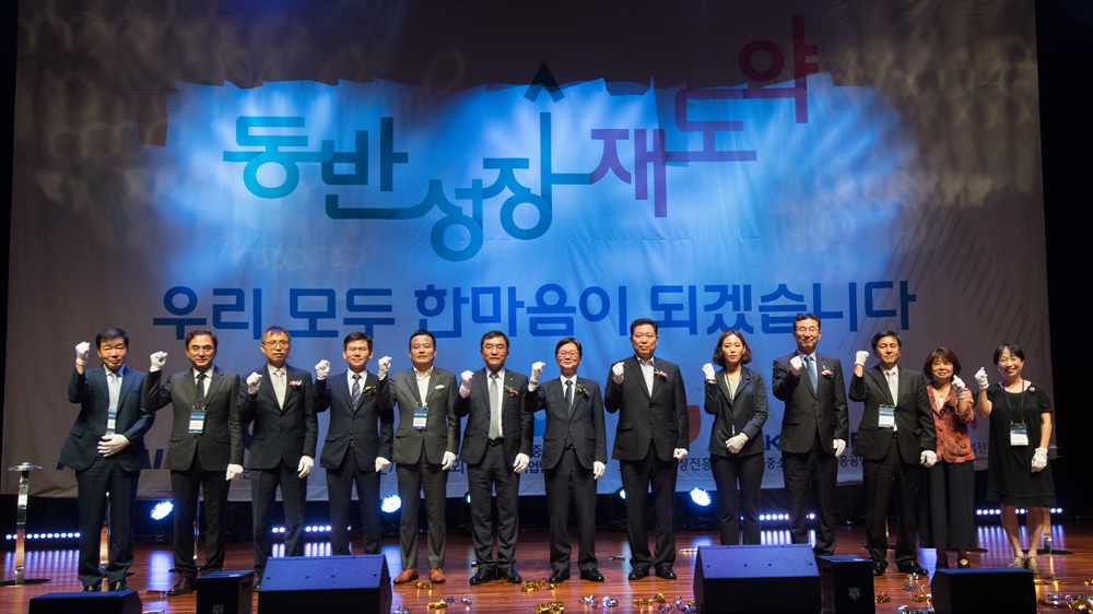 병석 코레일 사장(가운데)이 2일 오후 대전 사옥에서 열린 ‘동반성장 박람회’에서 중소기업, 소상공인, 사회적기업과 상생협력 결의식을 가졌다.(사진=코레일)