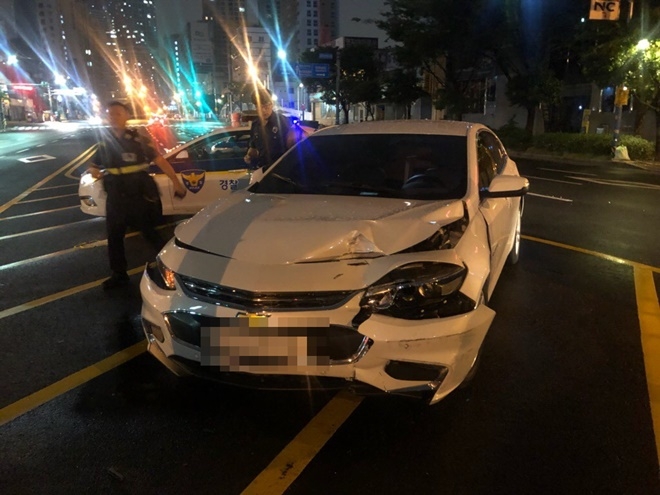 음주운전으로 전봇대를 들이받은 말리부 차량.(사진제공=부산경찰청)