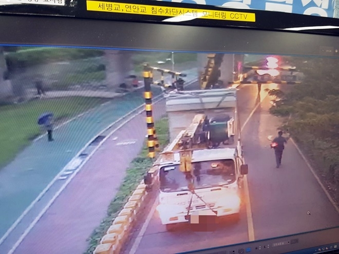 높이제한시설물충격 현장. (사진제공=부산경찰청)